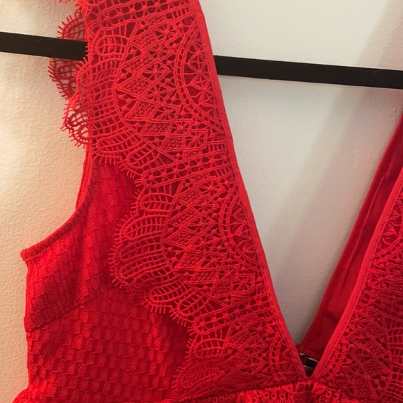 TOPSHOP Plunge Lace Peplum Top - Picture 4 of 8